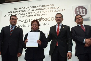 Entrega el Jefe de Gobierno recursos económicos a damnificados por las lluvias de Álvaro Obregón, Magdalena Contreras e Iztapalapa
