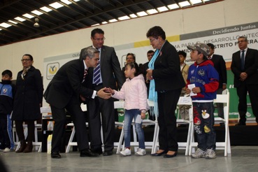 Entrega Jefe de Gobierno Tarjetas con recursos económicos de los Programas “Más becas mejor educación” y “Educación Garantizada” esto es Capital Social