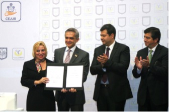 Firma Jefe de Gobierno Convenio para Otorgar Fianza a primodelincuentes y llevar su proceso en libertad