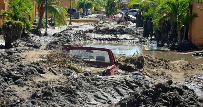 Los pescadores revuelven el río