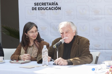 Dona Carlos Payan Velver a la Sedu 6 mil libros