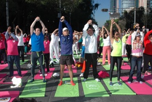 El Jefe de Gobierno del Distrito Federal, Miguel Ángel Mancera Espinosa, asistió este domingo a la clase de «Yoga Ciudad de México» en el Ángel de la Independencia