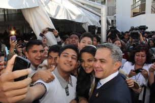 Convive Jefe de Gobierno, en el Día de la Bandera, con adolescentes de Secundaria