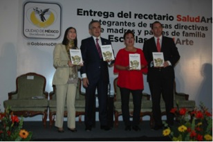 Entrega Jefe de Gobierno el Libro de Recetas Saludarte a padres de familia