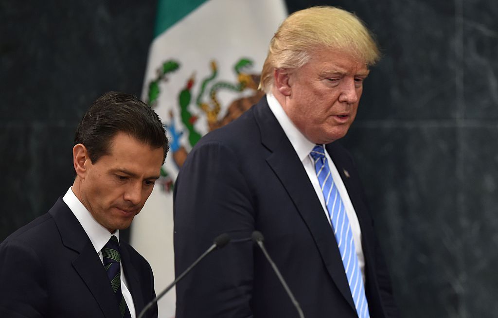 Afuera y adentro, hostilidad