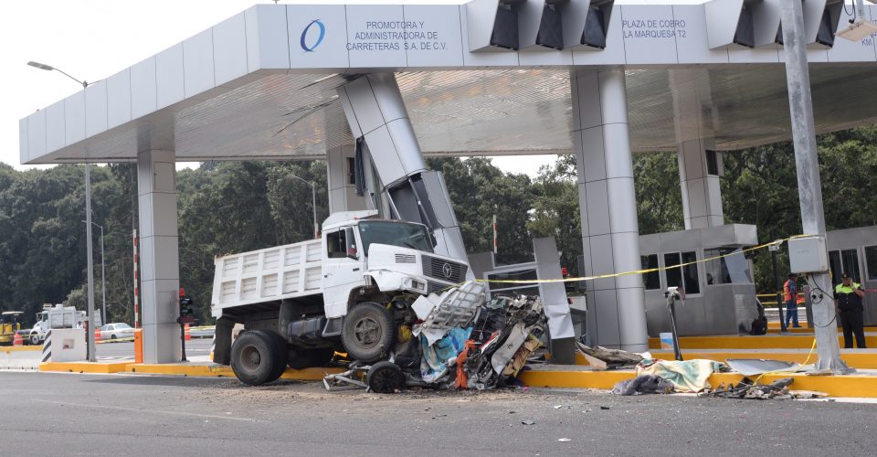 El doble remolque, la carretera, la muerte