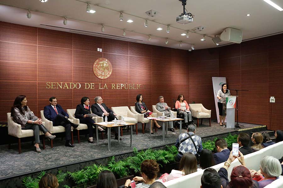 Mujeres deben ocupar espacios de poder, coinciden senadoras