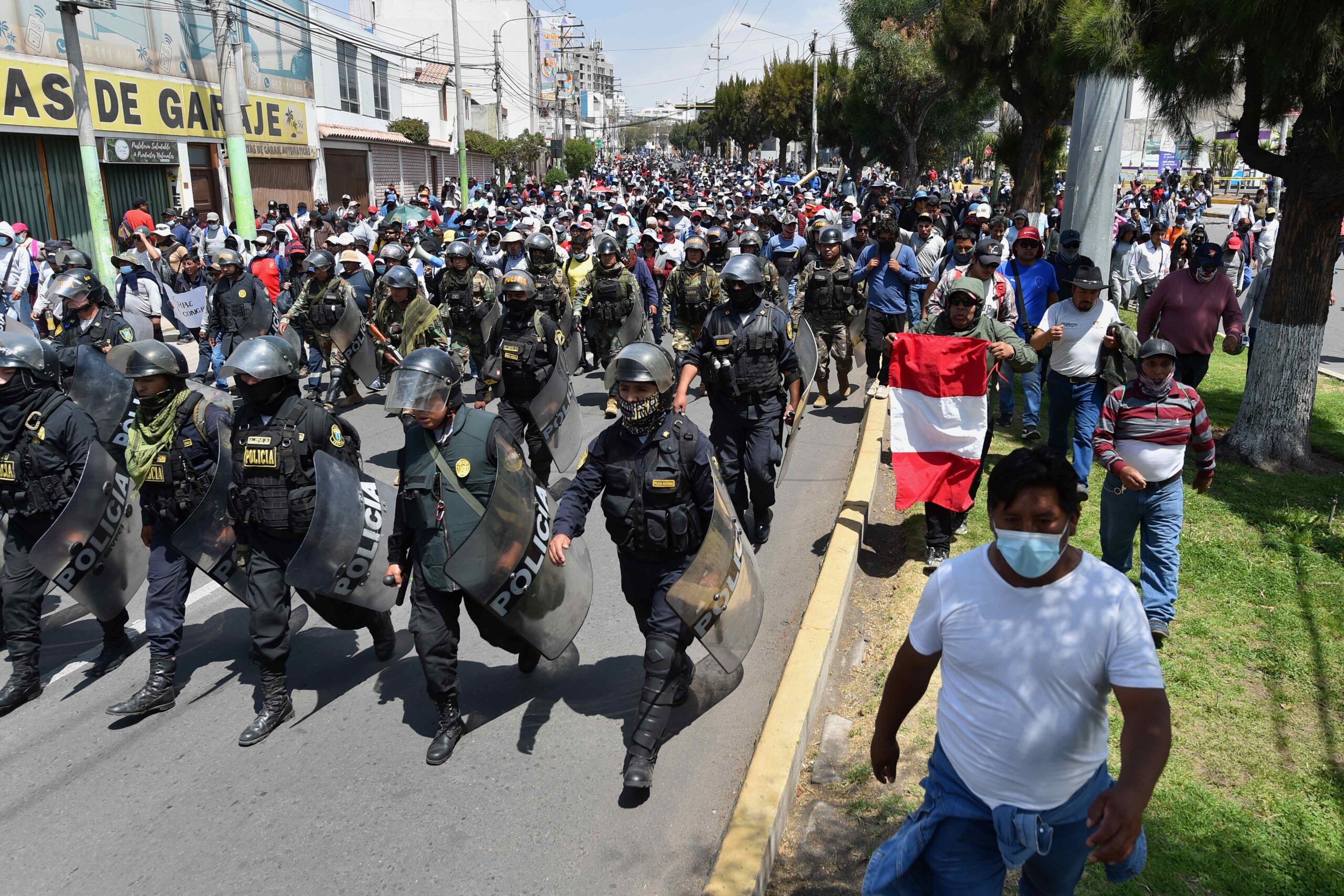 Gobierno de Perú decreta Estado de Emergencia para controlar vandalismo y protestas