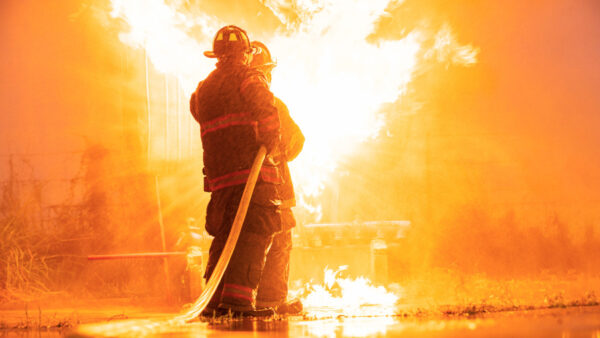Incendio consume bodega de tenis en Tepito