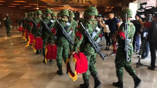 Santiago Creel impide a elementos del Ejército entrar armados al recinto de San Lázaro