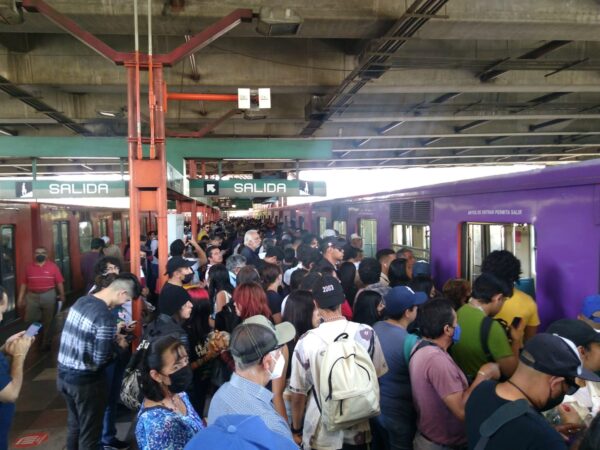 Fallas de energía, desalojo de convoy y retraso en arribo de trenes: pesadilla diaria en el Metro CDMX