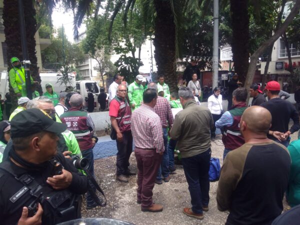 Por orden de Sheinbaum quitan tapial que la alcaldía Cuauhtémoc puso para cercar la Plaza Giordano