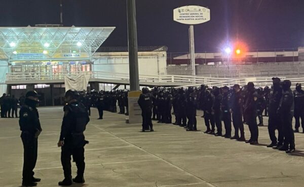 Asesinan a golpes a tres reos en riña dentro del penal de Santa Martha Acatitla
