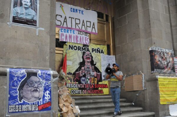 AMLO replica sistema dictatorial de Chávez y Evo para someter a la Corte Suprema
