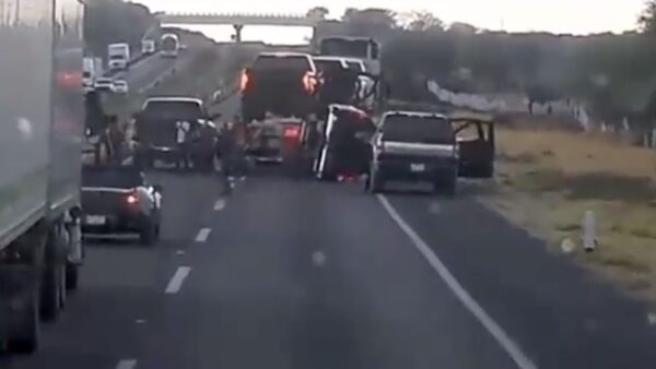 ¡Otra vez Guanajuato! Sicarios roban camionetas de tráiler nodriza en carretera entre León y Aguascalientes