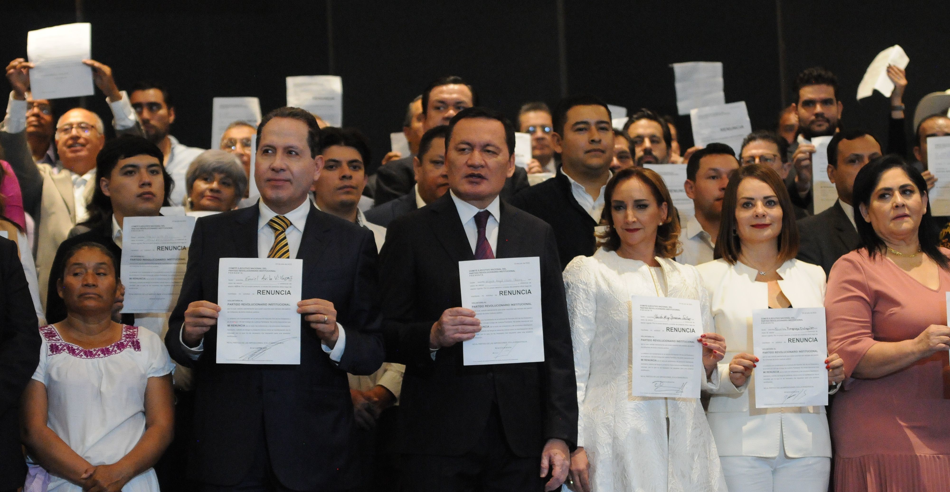“El PRI perdió ruta con una dirigencia soberbia”: Osorio Chong y 250 priistas renuncian al partido