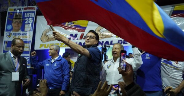 Sin abrazos pero con balazos en Ecuador