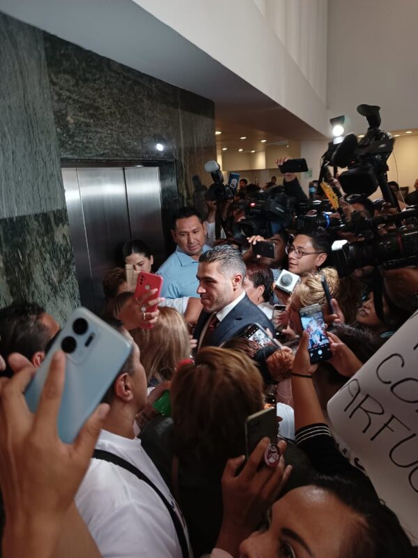 Cuando la seguridad le falla al policía (que quiere ser candidato)