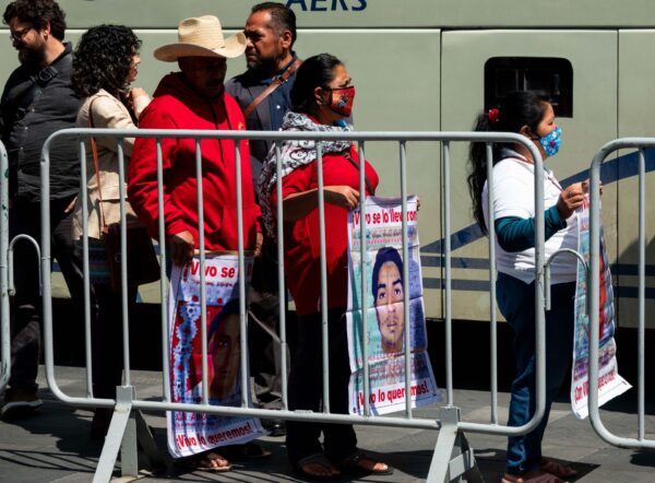 Padres de los 43 de Ayotzinapa exigen a AMLO deje de encubrir al Ejército