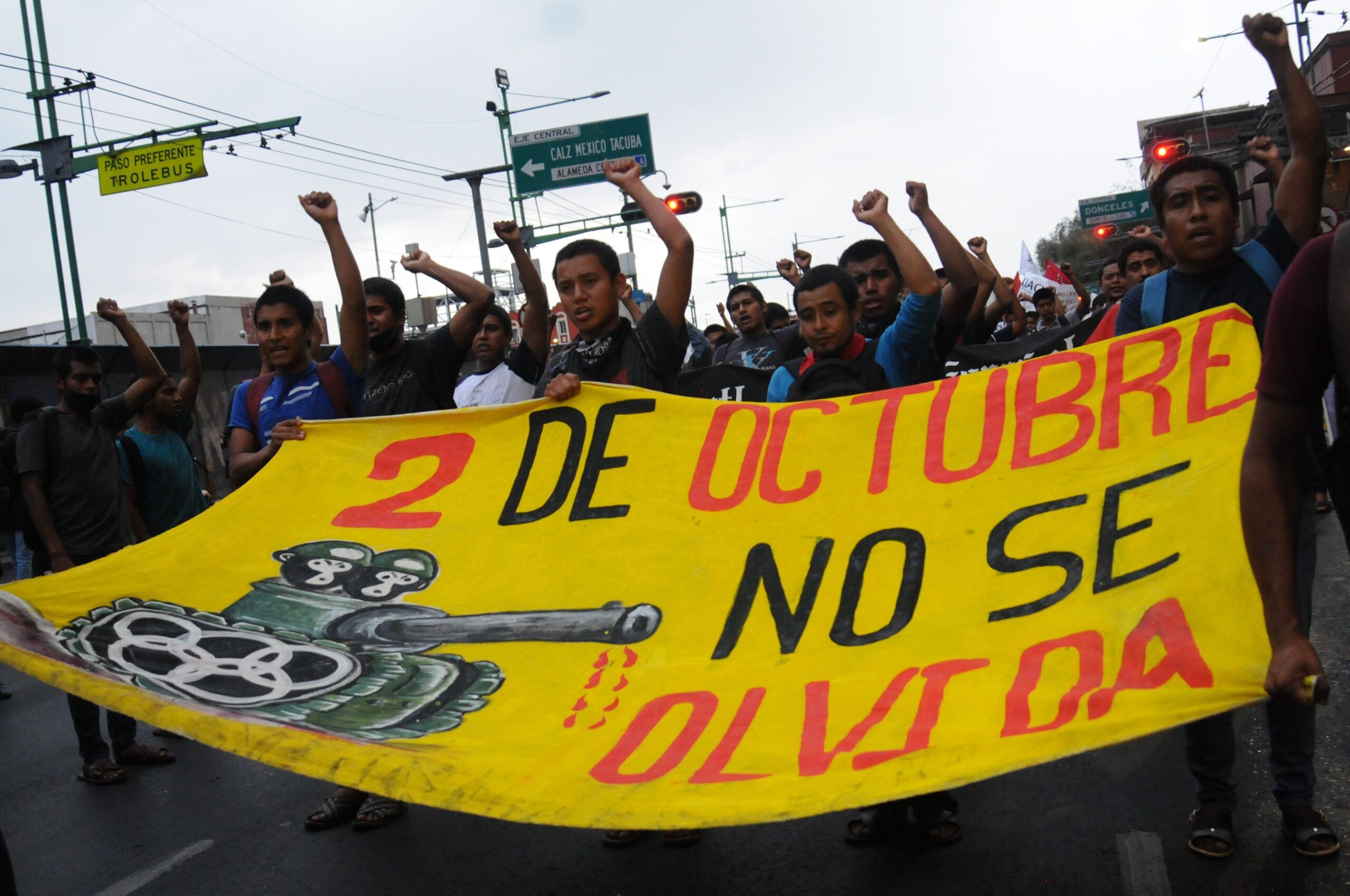 Multitud exige respuestas a AMLO por matanza de 1968; el mandatario justifica al Ejército