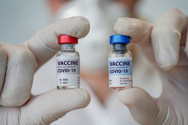 Pfizer y Moderna, a un paso de iniciar la venta de sus vacunas Covid en México