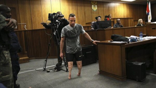 Oscar Pistorius sale en libertad condicional 10 años después de matar a su novia