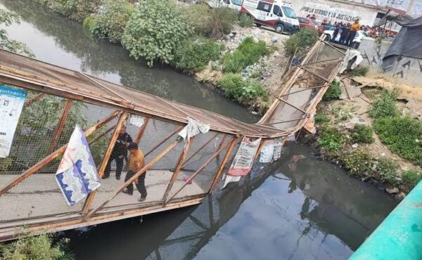 Colapsa puente peatonal sobre canal de aguas negras entre Chimalhuacán y Neza: 15 heridos