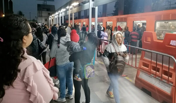 Lluvia provoca aglomeraciones y retrasos en servicios del Metro CDMX