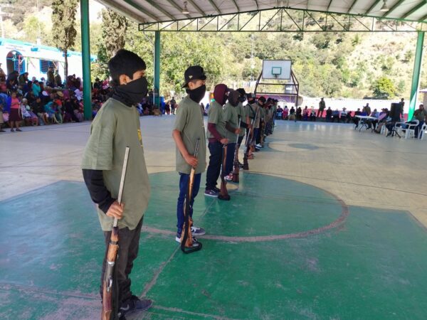 Ante abandono de la 4T, niños en Guerrero se arman para defenderse del narco