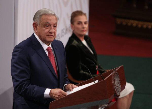 AMLO presenta 20 reformas a la Constitución para acaparar reflectores