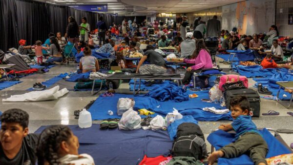 Trasladan a mujeres embarazadas y niños migrantes a hoteles en Chicago, ante brote de sarampión