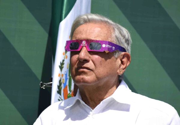 INE hace la valona a López Obrador; rechaza suspender sus talk show matutinos