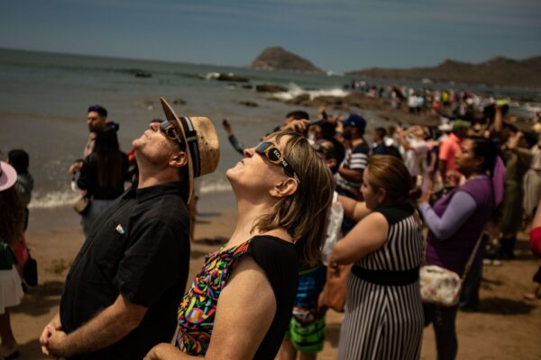 Millones de mexicanos fueron espectadores del histórico primer eclipse solar de este milenio