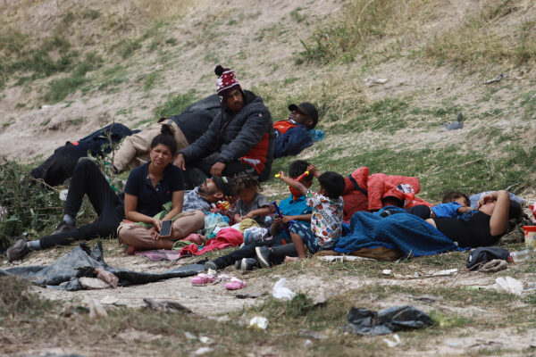 Enferman niños migrantes que acampan en Ciudad Juárez por el clima extremo