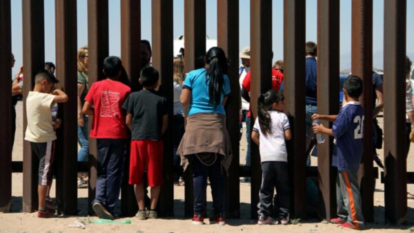 Gobernadora de Iowa firma ley para arrestar a migrantes previamente deportados