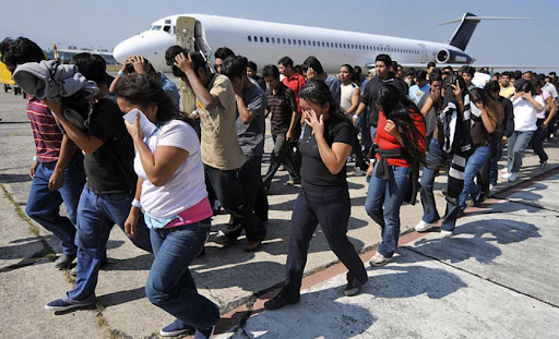 Defensores de migrantes califican de traidor a AMLO por dar la espalda a connacionales deportados de EU