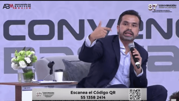 Álvarez Máynez dice a banqueros que su apuesta está en educación y productividad con los jóvenes