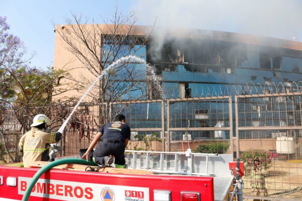 Normalistas de Ayotzinapa vandalizan Palacio de Gobierno en Chilpancingo