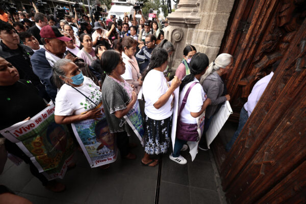 Padres de los 43 de Ayotzinapa encontraron palabras vacías en reunión con AMLO