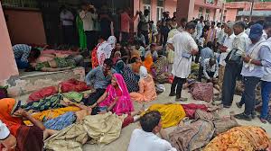 Estampida en India tras ceremonia religiosa deja 121 muertos