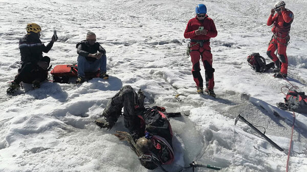 Aparece en nevado de Perú cuerpo momificado de turista de EU desaparecido en 2002